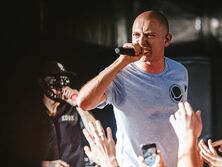 "В России всем, кто против войны, грозит преследование". Oxxxymiron анонсировал благотворительные концерты в помощь украинским беженцам