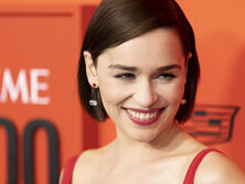 Звезда сериала "Игра престолов" Эмилия Кларк создала футболки с желто-голубым сердцем. Деньги от их продажи актриса передаст Украине