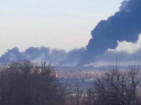 В результате удара по Василькову горят нефтебаза и склад с боеприпасами