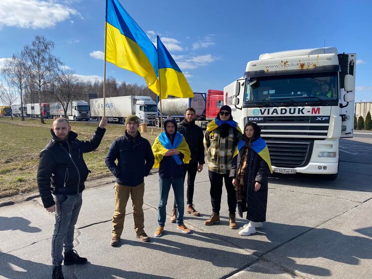 Українські та польські активісти заблокували на виїзді з Польщі тисячі фур, які везуть товари в Росію та Білорусь