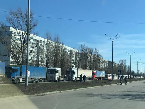 Вантажівки з гуманітарною допомогою та автобуси для евакуації поки що залишаються у Бердянську