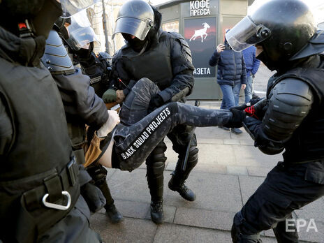 В РФ прошли антивоенные акции протеста. Задержали более 900 человек, в том числе за желтый цветок и плакат 