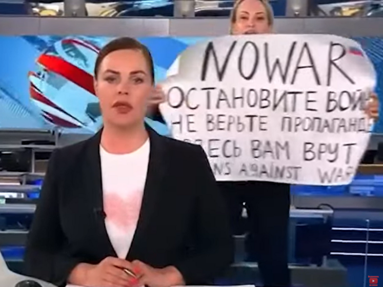 Сотрудница российского "Первого канала" появилась в прямом эфире с плакатом "Нет войне. Вам здесь врут". Видео