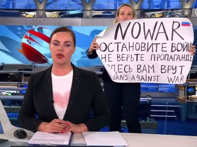 Редактора российского "Первого канала", которая ворвалась в прямой эфир с антивоенным плакатом, задержали