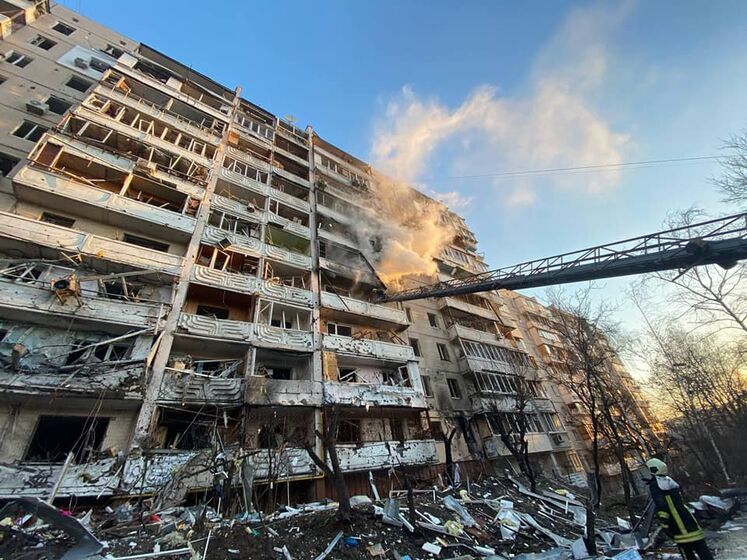 У Києві вночі пролунало кілька вибухів. У десятиповерхівку влучив снаряд, сталася пожежа – ДСНС