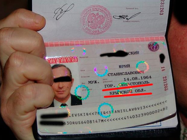 В российских паспортах крымчан Севастополь указан как город Крымской области