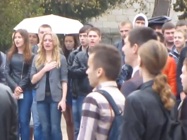 В Севастополе студенты запели гимн Украины