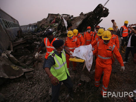 В Индии жертвами железнодорожной катастрофы стали более 100 человек. Фоторепортаж