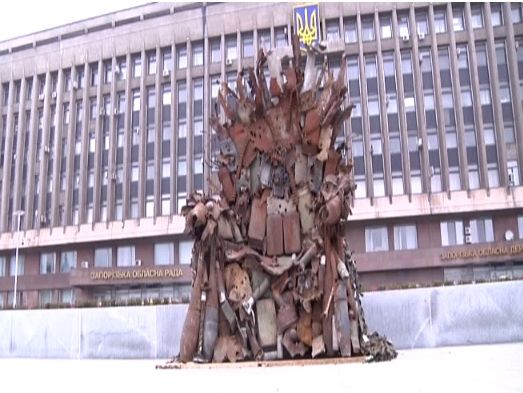 В Запорожье выставили на аукцион железный трон, созданный из обломков оружия и боеприпасов из зоны АТО