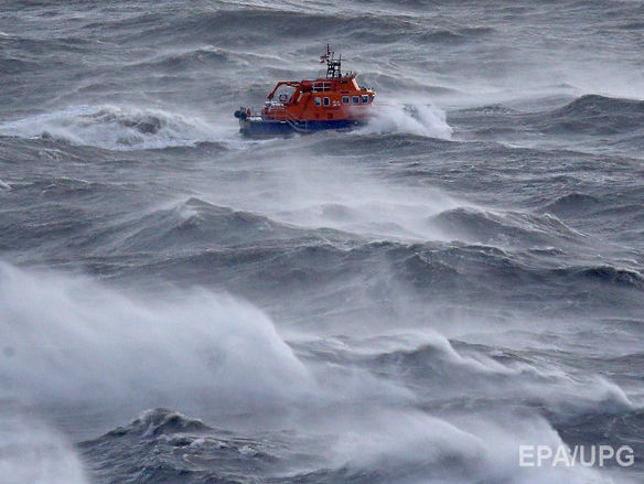 На южное побережье Англии обрушился шторм "Ангус". Видео