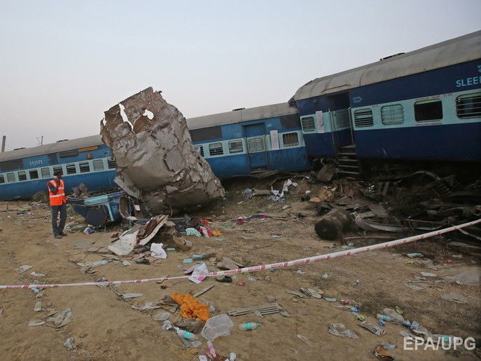 В Индии количество жертв железнодорожной катастрофы возросло до 142 