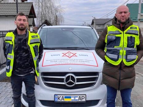 Марк Невяжський (ліворуч) та Роман Гольдман на кордоні України та Молдови організували медичну допомогу для біженців