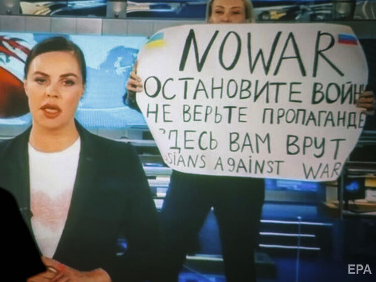 Суд в Москве оштрафовал редактора "Первого канала" РФ, которая ворвалась в прямой эфир с антивоенным плакатом