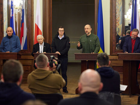 Шмигаль (другий праворуч) дав пресконференцію з іноземними політиками, які прибули до Києва