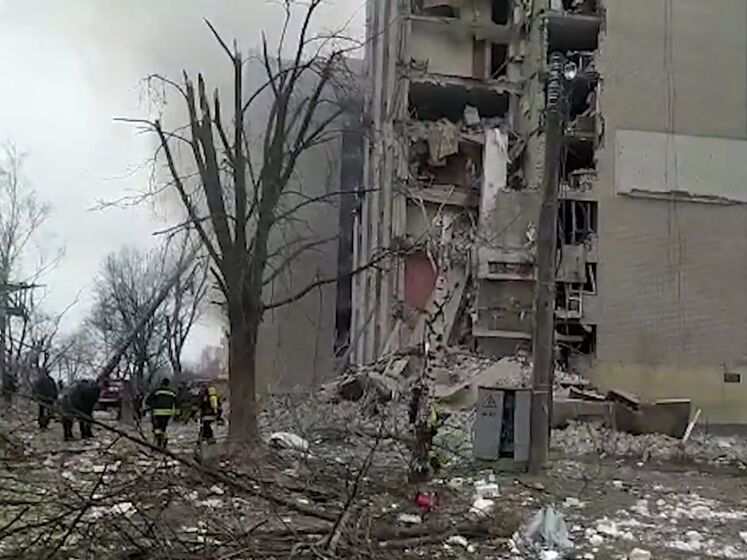 Под завалами общежития в Чернигове обнаружили тела пяти погибших, в том числе трех детей. Число погибших в очереди за хлебом выросло до 13