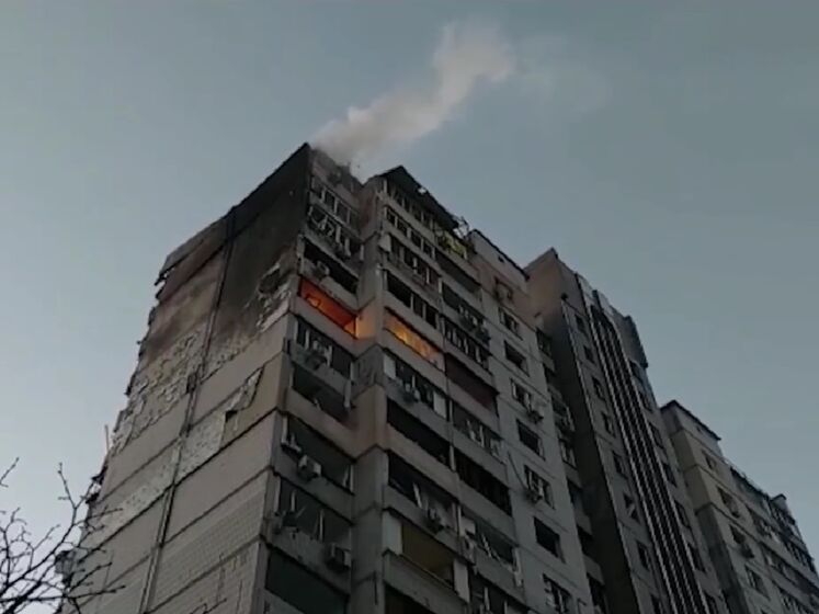 У Києві уламки збитої ракети влучили в 16-поверховий будинок. Одна людина загинула