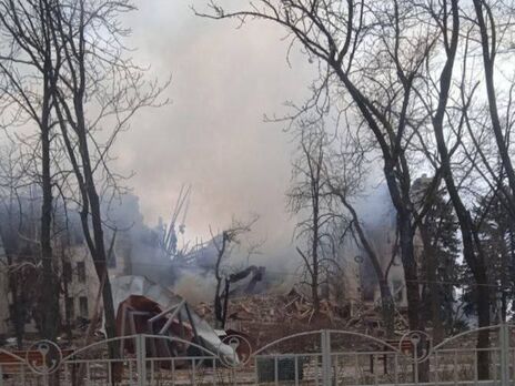 Russian Troops Dropped A Heavy Bomb On The Theater In Mariupol. Were Located A Thousand People – City Council