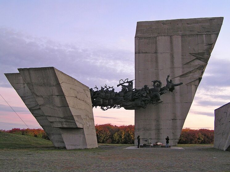 Окупанти зруйнували Меморіал пам'яті Другої світової війни у Харківській області