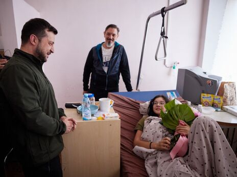 Зеленський відвідав у лікарні жителів Київської області, які постраждали від агресії РФ. Серед них – сім'я, яка потрапила під обстріл під час евакуації з Ворзеля