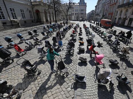 У Львові виставили 109 порожніх дитячих візочків на згадку про вбитих окупантами дітей. Фоторепортаж