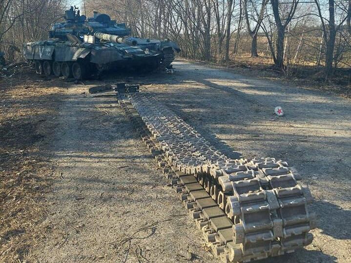 "Танки б/у, можно без башни". В Харьковской области объявили многомиллионный тендер на "кацапскую технику"