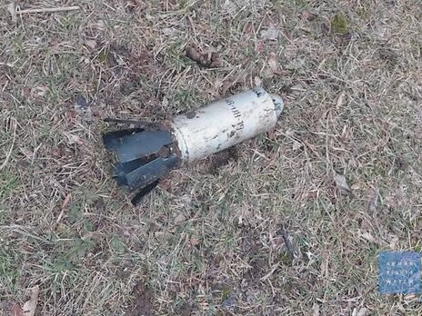 Кассетные снаряды, взрываясь, разбрасывают неуправляемые мелкокалиберные бомбы, или суббоеприпасы (на фото)