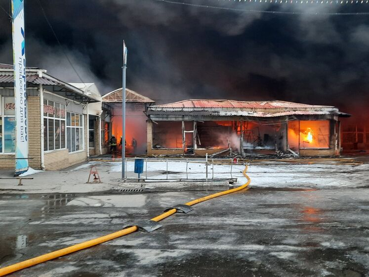 Пожар на рынке "Барабашово" погасили, но локальные возгорания продолжаются