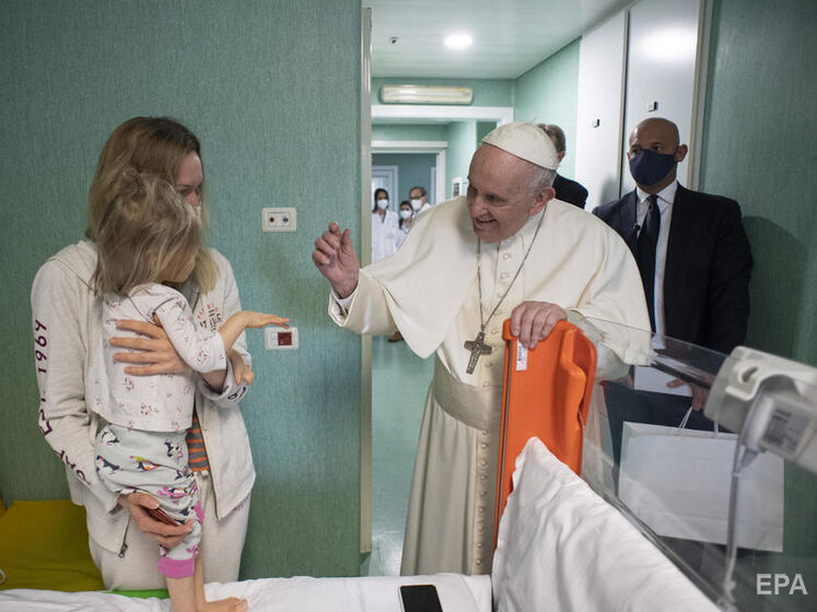 Папа римский посетил украинских детей-беженцев в больнице