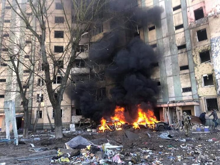 В Киеве обломки снаряда попали в жилой дом, начался пожар, есть пострадавшие