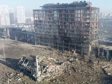 Як виглядає один із найбільших ТРЦ Києва після обстрілу окупантами. Відео