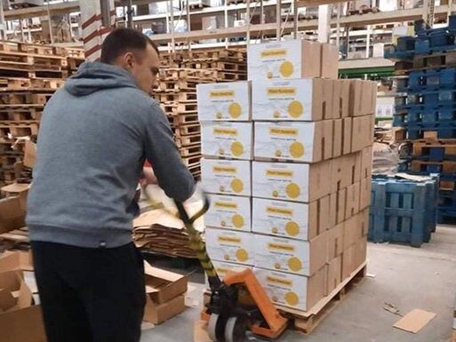 Очередную партию продуктов для киевлян передал Фонд Рината Ахметова