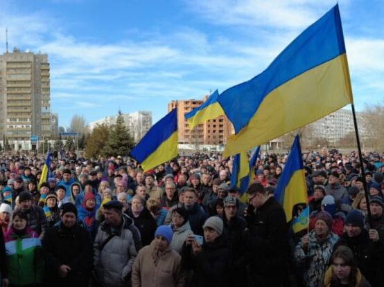 В захваченных городах Херсонской и Запорожской областей прошли проукраинские митинги. В Бердянске оккупанты побили митингующих