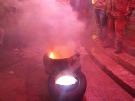 На Майдане произошли стычки митингующих с силовиками