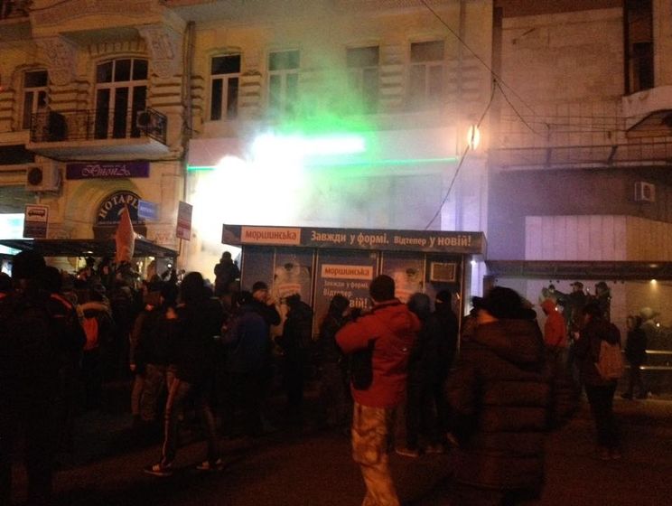 Митингующие в Киеве разгромили отделение "Сбербанка"
