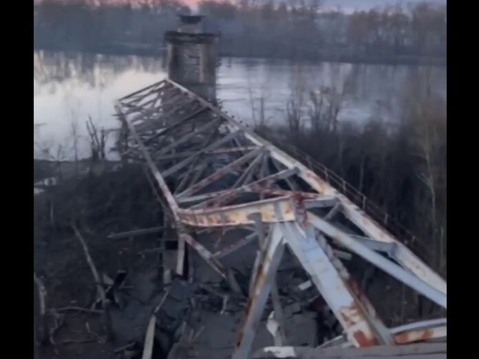 В Чернигове оккупанты разбомбили автомобильный мост через Десну, соединявший город с Киевом
