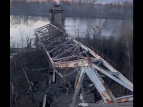 В Чернигове оккупанты разбомбили автомобильный мост через Десну, соединявший город с Киевом