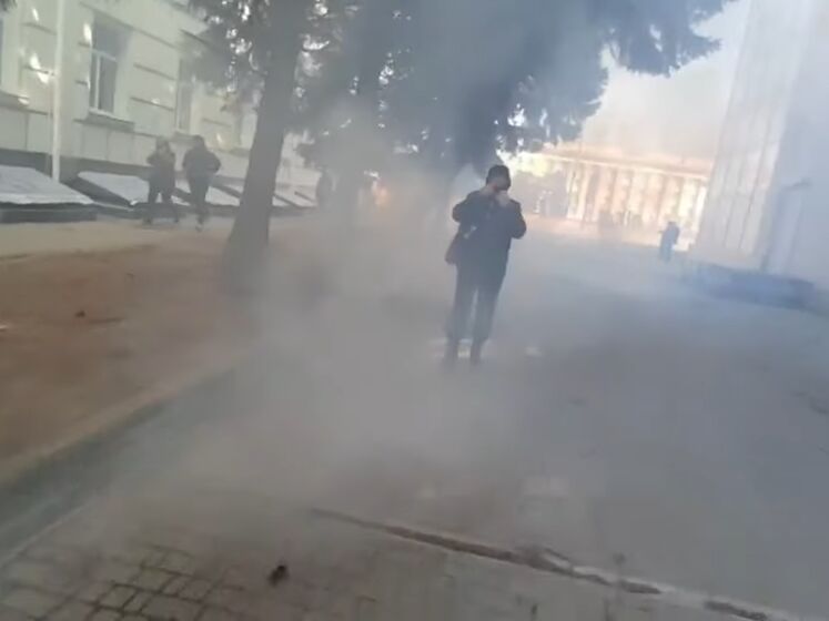 Жителі Херсона знову вийшли на мітинг, окупанти кидали у них гранати зі сльозогінним газом. Фото, відео