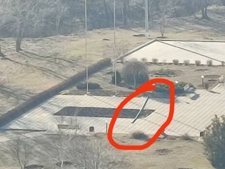 Жители Энергодара повалили флагшток и сожгли флаг, вывешенный оккупантами