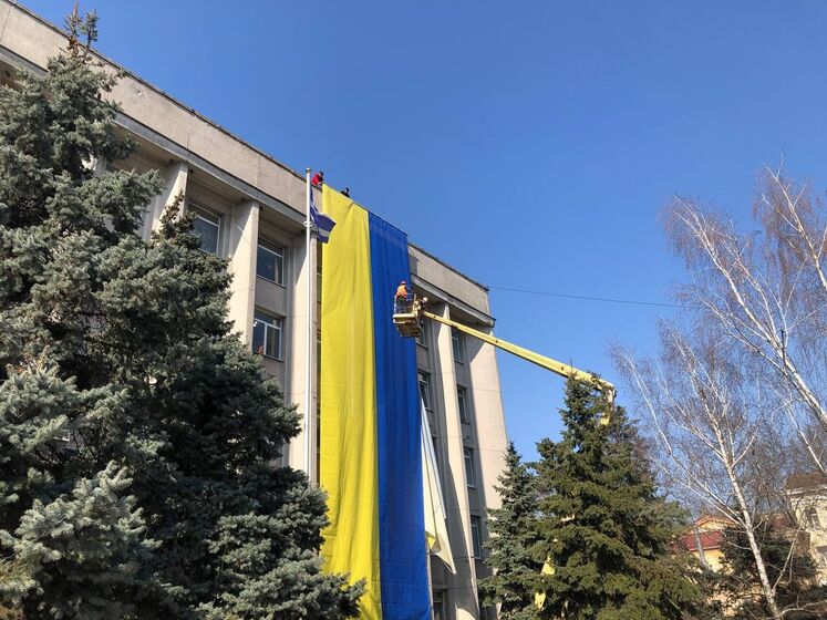 На горсовете временно оккупированного РФ Херсона вывесили большой флаг Украины