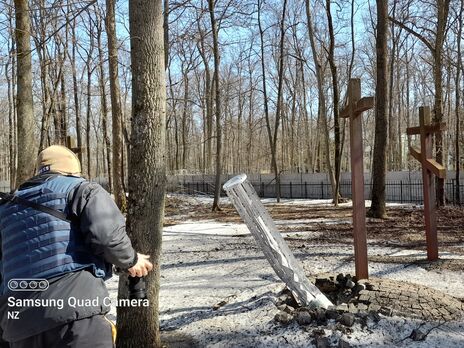 В Харькове оккупанты обстреляли мемориал жертвам тоталитаризма, где похоронены польские военные