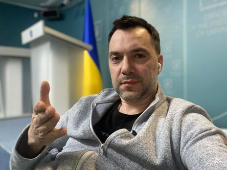 Рекордсмен Украины по сборке кубика Рубика собрал из кубиков портрет Арестовича. Видео
