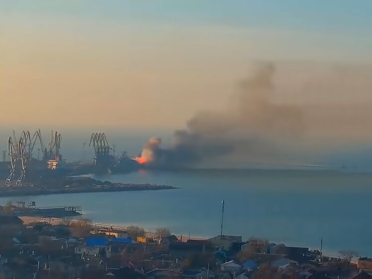 Генштаб ВСУ уточнил информацию о результатах удара по российским кораблям в Бердянске: уничтожен не "Орск", а "Саратов", еще два повреждены