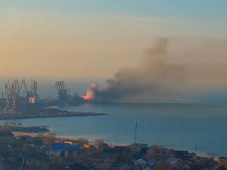 Пожежу на російському десантному кораблі в порту Бердянська зафіксували на відео