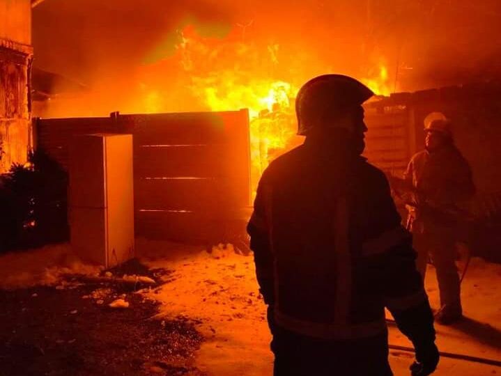 Окупанты обстреляли нефтебазу по Киевом, возник пожар
