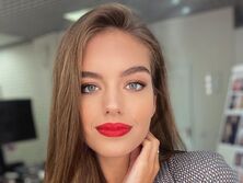 "Я так поражена увидеть тысячи заявок от людей, которые готовы приютить детей". Жена Комарова стала волонтером в социальной службе