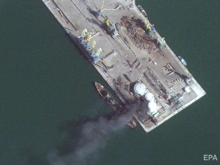 Опубліковано супутникові знімки знищеного в порту Бердянська російського десантного корабля