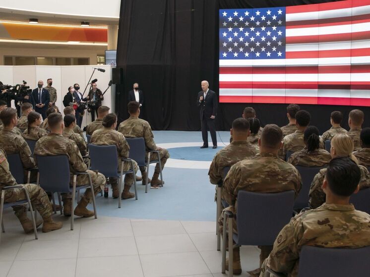 "Они невероятные". Байден встретился в Польше с американскими военными и отметил мужество украинцев
