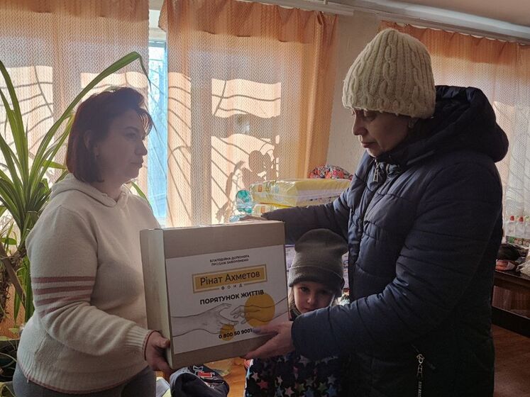 Фонд Ахметова передал в Покровск более 2,7 тыс. продуктовых наборов