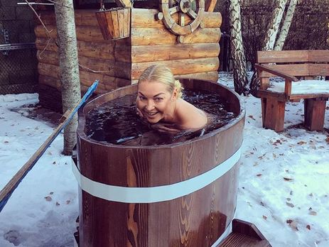 Волочкова топором расколола лед в купели