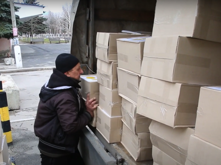Фонд Рината Ахметова передал помощь жителям востока Украины